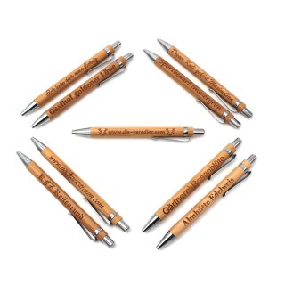 die-veredler Kugelschreiber personalisiert mit deiner Wunschgravur aus Bambus und blauer Mine